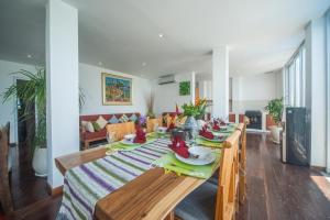KetewelSuzuki Villa Ketewel Beachfront的用餐室配有木桌、盘子和餐具