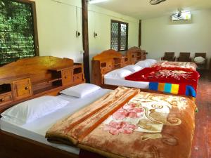 湄宏颂The Creek Garden Resort Huainamrin ห้วยนำ้ริน的带两张床的宿舍间内的两张床