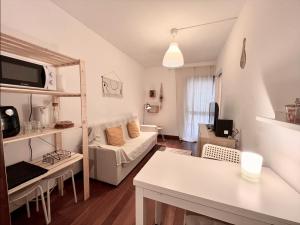吉尔斯Studio Gerês的客厅配有沙发和桌子