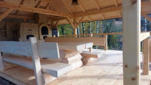 隆代克-兹德鲁伊Osada Sudecka的木制凉亭,甲板上配有桌子和长凳