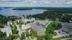 伊马特拉Holiday Club Saimaa Apartments的享有湖畔建筑的空中景致