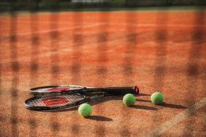 伊马特拉Holiday Club Saimaa Apartments的网球场上的网球拍和四场网球