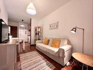 吉尔斯Studio Gerês的客厅配有沙发和桌子