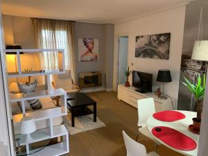 桑坦德Apartamento Puerto Deportivo Marina de Santander的一间带桌子的客厅和一间带客厅的客厅