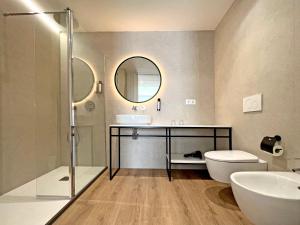 瓦伦西亚Soho Boutique Turia的一间带水槽、卫生间和镜子的浴室