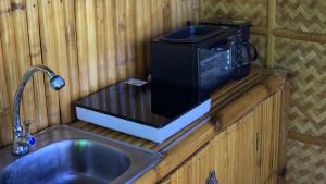 San Jose卡拉博岛比奇别墅的微波炉,坐在水槽旁的柜台上