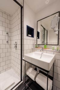 伦敦The Wesley Camden Town的白色的浴室设有水槽和镜子