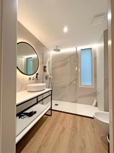 瓦伦西亚Soho Boutique Turia的带淋浴、盥洗盆和镜子的浴室