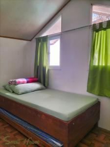 碧瑶碧瑶小屋旅馆的一个小房间的一个床位,设有窗户