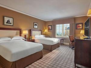 圣安德鲁斯费尔蒙苏格兰圣安德鲁斯酒店的酒店客房配有两张床和一张书桌