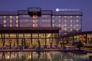 特里凡得琅Hyatt Regency Trivandrum的一座建筑前面设有游泳池