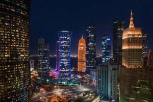 多哈Wyndham Doha West Bay的享有城市天际线的美景。