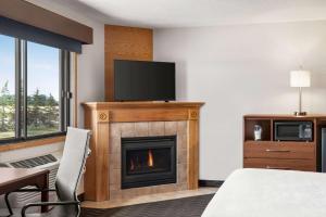 Baudette包地特阿美瑞辛套房酒店的酒店客房设有壁炉和平面电视。