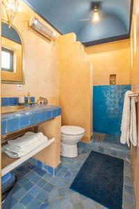 马拉喀什Riad Myla - 2mn de Jemaa El Fna的蓝色的浴室设有水槽和卫生间