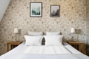 韦克舍Sure Hotel by Best Western Ojaby Herrgard的卧室配有带两盏灯的白色床