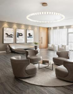 Ma'ale AdumimDhotel的带沙发和椅子的客厅以及吊灯。