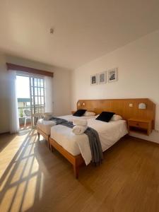 丰沙尔Valhalla Panorama - the old Residencial Pina的一间卧室设有两张床和大窗户