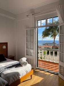 丰沙尔Valhalla Panorama - the old Residencial Pina的一间卧室配有一张床,享有海景