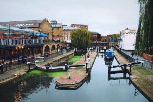 伦敦The Wesley Camden Town的一条水中小船在城市里开的运河