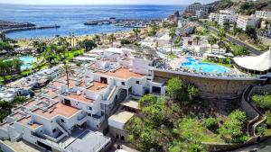 波多黎各里约皮埃德拉斯公寓酒店的享有带游泳池的度假村的空中景致