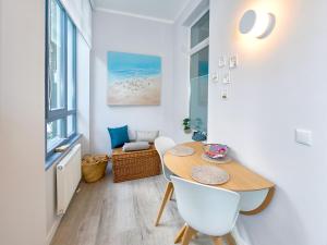 奥斯赛拜-塞林Ferienwohnung AMAPOLA - Villa Odin的小型用餐室配有桌椅