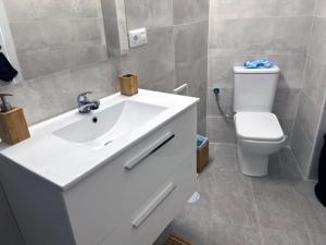 加尔达尔Apartamentos MENBAU的浴室配有白色水槽和卫生间。