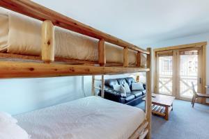 铜山Tucker Mountain Lodge 307b的一间带两张双层床和一张沙发的卧室