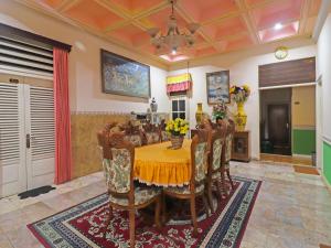占碑市OYO 2899 Ardilia Bandara Syariah的一间带桌椅的用餐室