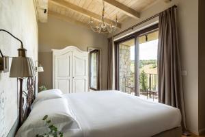 San NicolòCountry House Oliveto sul Lago的一间卧室设有一张大床和一个大窗户