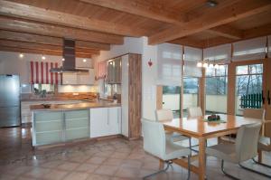 沃尔特湖畔韦尔登Ferienhaus Manuela的厨房以及带桌椅的用餐室。