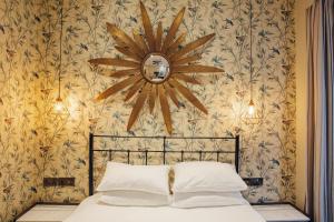 斯坦福德王冠酒店的卧室配有一张挂在墙上的带时钟的床