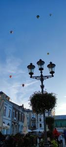 克罗斯诺The Old Townhouse的天空中放着风筝的街灯