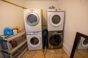 林康卡萨福尔德酒店 的客房内的2台洗衣机和干衣机