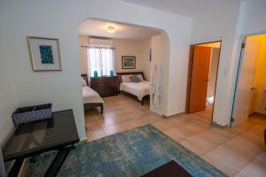 林康卡萨福尔德酒店 的客厅配有沙发和一张位于房间的床