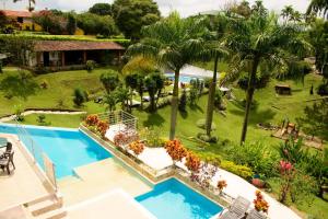 金巴亚Finca Hotel Loma Verde的享有带游泳池的度假村的空中景致