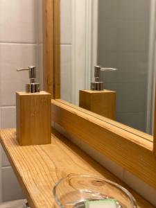 瓦尔·蒂利兹Apparthotel Mountain River Resort的浴室的柜台配有镜子和玻璃水槽