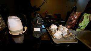 蒙基耶罗Oasi di Monchiero的桌子上配有咖啡壶和咖啡