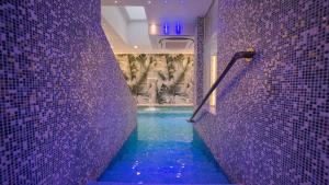 罗马HOTEL CENTER 2的紫色浴室设有紫色瓷砖的小型游泳池