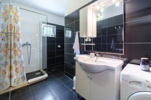 穆尔维察Rooms Plaža Divuje的一间带水槽和淋浴的浴室