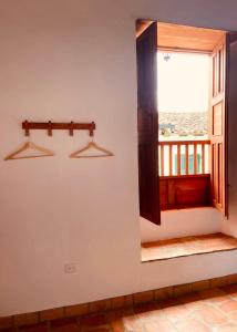 GuadalupeCasa Santo Domingo Guadalupe Santander的客房设有海景窗户。
