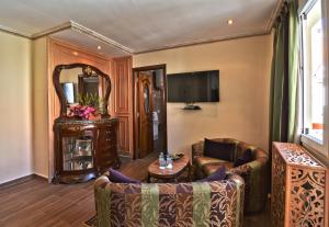 伊夫兰伊夫兰宫度假村的客厅配有沙发和桌子