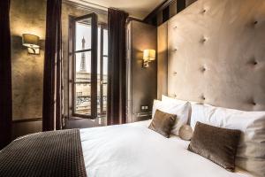 巴黎埃菲尔托卡德奥酒店的卧室配有一张大白色床和窗户