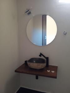 卡图扎克罗鲁Breakfast & Snacks, 2bedrooms 2bathrooms House的浴室设有水槽和墙上的镜子