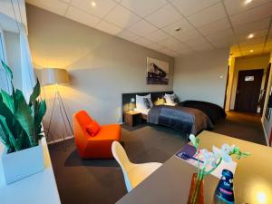 Neuhausen ob EckAircraft Hotel & Events的酒店客房带一张床、一张桌子和椅子
