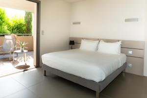 维琪奥港内拉海岸公寓的一间带大床的卧室和一个阳台