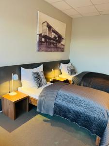 Neuhausen ob EckAircraft Hotel & Events的一间卧室配有两张床和一张钢琴图片