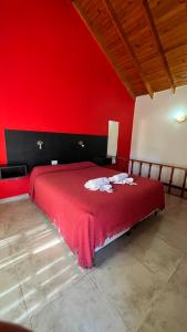 梅洛Apart Hotel Nonquen的红色的卧室,配有一张红色墙壁的床