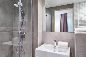 巴黎快乐文化塞万提斯酒店的一间带水槽和淋浴的浴室