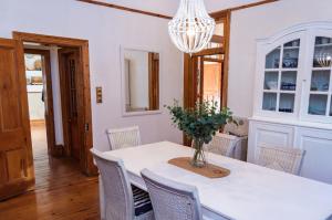 格拉夫-里内特Killassy House的一间配备有白色桌椅的用餐室