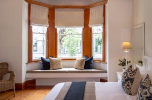 格拉夫-里内特Killassy House的卧室配有靠窗的座位和枕头